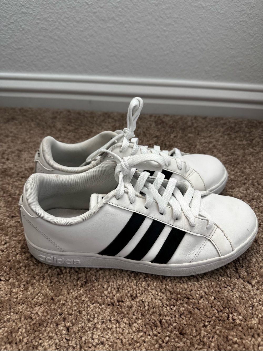 adidas NEO Baseline Cloudfoam Womens Sz 8 White/Black Low Top Lace-Up Sneakers